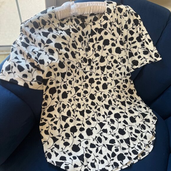 Ann Taylor Floral Blouse - Black & White V-Neck Short Sleeve Top (Size XS) - Picture 3 of 4